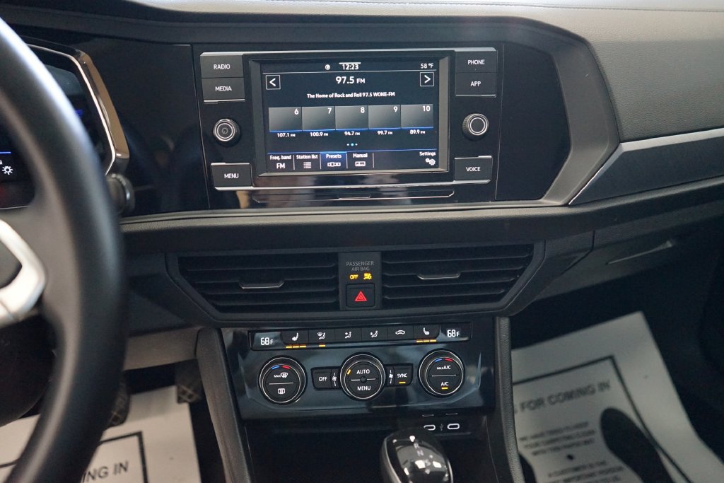 Used 2023 Volkswagen Jetta SE FWD image 6