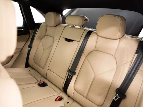 Certified 2026 Porsche Macan AWD/4WD image 37