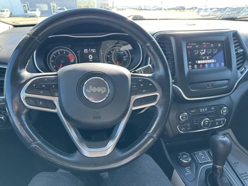 Used 2019 Jeep Cherokee Latitude w/ Cold Weather Group image 36