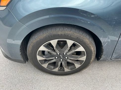 Used 2024 Kia Carnival EX FWD image 5