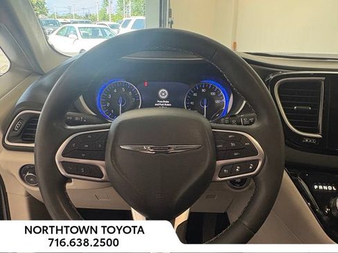 Used 2024 Chrysler Pacifica Touring-L FWD image 18