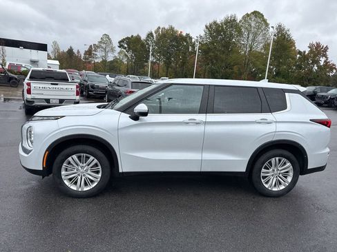 Used 2023 Mitsubishi Outlander ES image 2