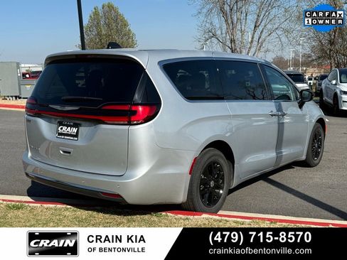 Used 2024 Chrysler Pacifica Touring-L FWD image 8