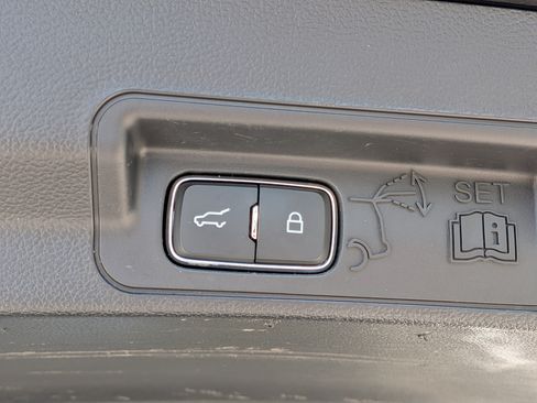 Used 2025 Ford Explorer Active RWD image 14