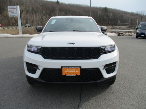 Used 2023 Jeep Grand Cherokee Altitude image 2