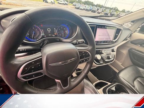 Used 2023 Chrysler Pacifica Touring-L FWD image 16