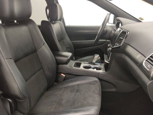 Used 2019 Jeep Grand Cherokee Laredo w/ Laredo X Package image 21