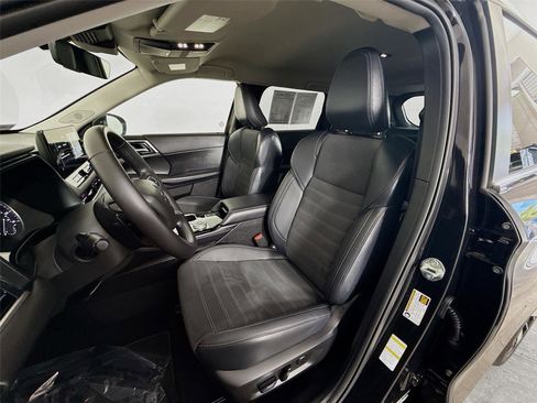Used 2025 Mitsubishi Outlander SE image 18