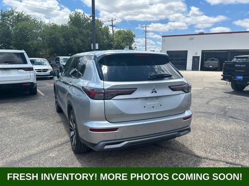 Used 2025 Mitsubishi Outlander SE FWD image 4