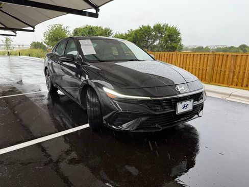 Used 2024 Hyundai Elantra Limited FWD image 3