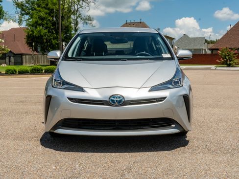 Used 2021 Toyota Prius XLE FWD image 2