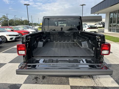 Used 2025 Jeep Gladiator Sport AWD/4WD image 5