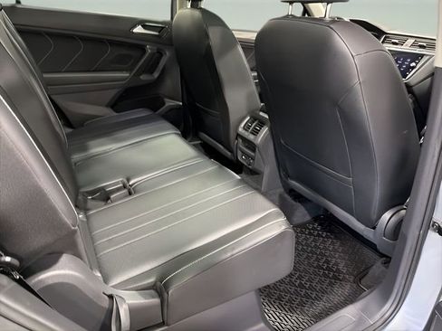 Used 2022 Volkswagen Tiguan SE w/ Panoramic Sunroof Package image 32