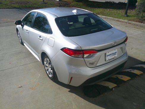 Used 2025 Toyota Corolla LE image 9