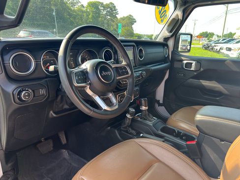 Used 2023 Jeep Gladiator Overland w/ LED Lighting Group AWD/4WD image 15