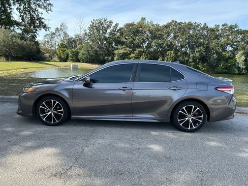 Used 2020 Toyota Camry SE image 2