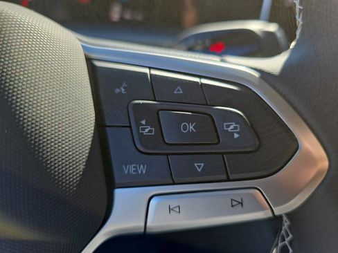 New 2025 Volkswagen Tiguan SE image 18