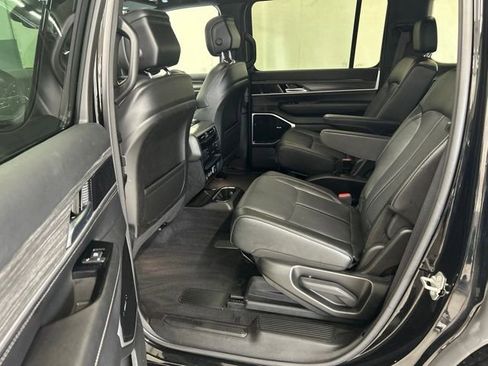 Used 2023 Jeep Wagoneer Series III w/ Premium Group I AWD/4WD image 9