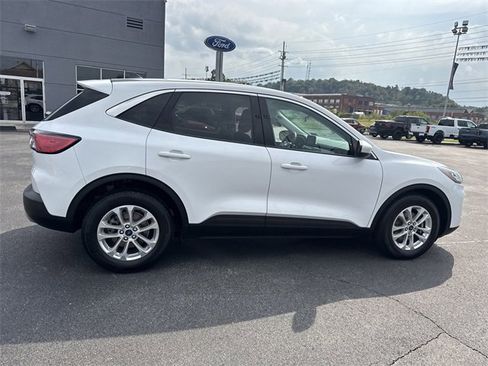 Used 2021 Ford Escape SE image 3