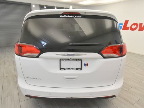 Used 2023 Chrysler Pacifica Touring-L image 4