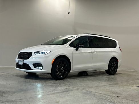 New 2026 Chrysler Pacifica Limited w/ S Appearance Package image 2