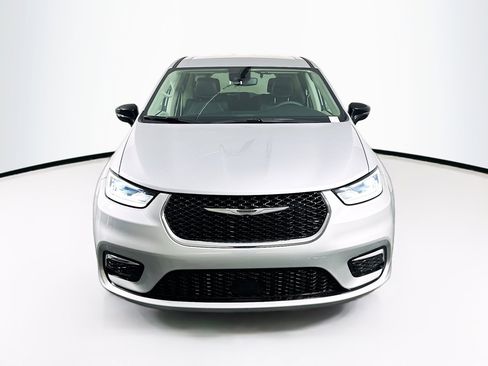 Used 2024 Chrysler Pacifica Touring-L image 2