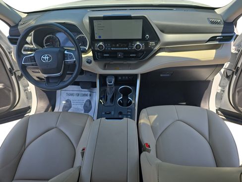 Used 2023 Toyota Highlander XLE FWD image 9