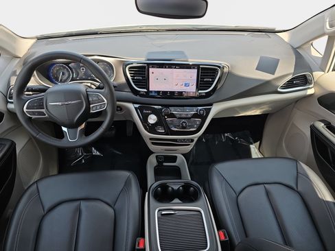 Certified 2024 Chrysler Pacifica Touring-L FWD image 9