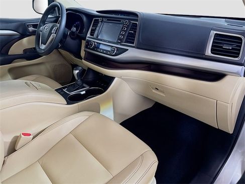 Certified 2016 Toyota Highlander XLE image 31