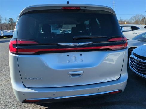 Used 2024 Chrysler Pacifica Touring-L image 6