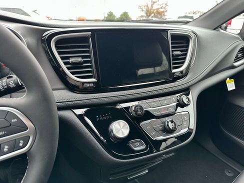 New 2026 Chrysler Pacifica Select image 3