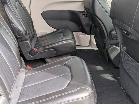 Certified 2024 Chrysler Pacifica Touring-L image 28