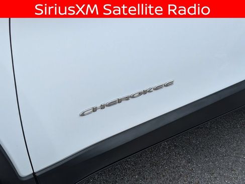 Used 2019 Jeep Cherokee Limited FWD image 10