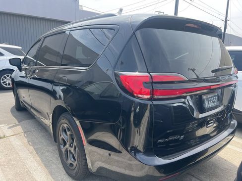 Used 2024 Chrysler Pacifica Premium FWD image 4