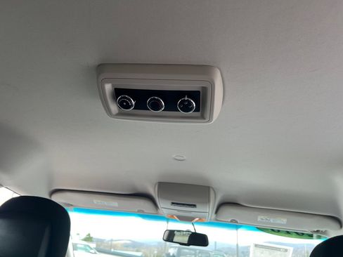 Used 2016 Dodge Grand Caravan SXT w/ UConnect Hands-Free Group image 19