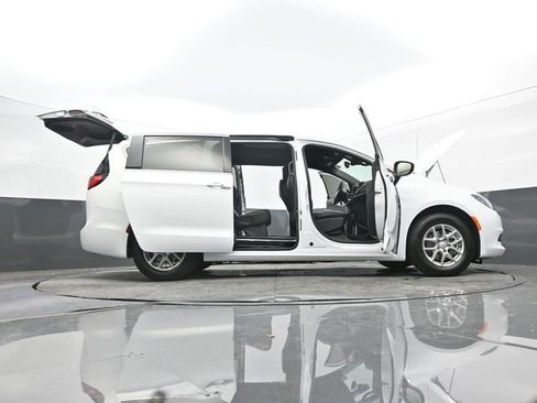 New 2025 Chrysler Voyager LX image 68
