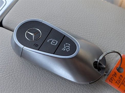 Used 2025 Mercedes-Benz GLC 300 image 31