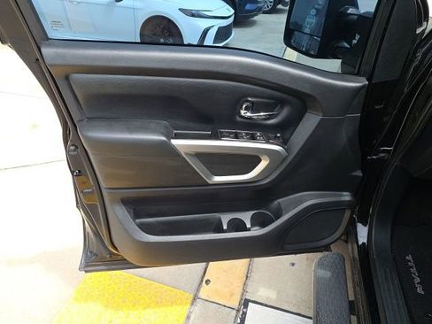 Used 2017 Nissan Titan SV RWD image 12