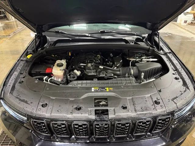 Used 2025 Jeep Grand Cherokee Summit w/ Obsidian Package AWD/4WD image 28