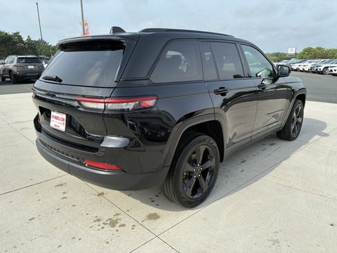 Used 2023 Jeep Grand Cherokee Limited w/ Black Appearance Package AWD/4WD image 8
