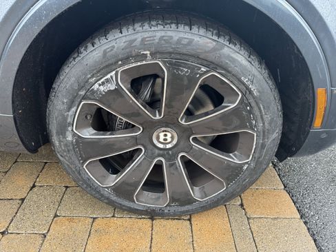 Used 2020 Bentley Bentayga image 28