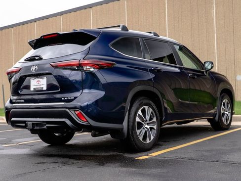 Used 2024 Toyota Highlander XLE image 9