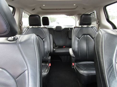 Used 2020 Chrysler Pacifica Limited image 27
