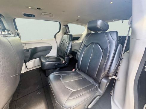 Used 2022 Chrysler Pacifica Touring-L FWD image 14