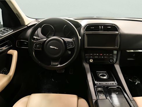 Used 2019 Jaguar F-PACE Premium AWD/4WD image 11