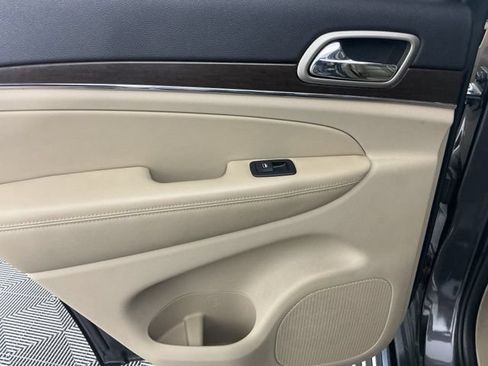 Used 2017 Jeep Grand Cherokee Limited AWD/4WD image 9