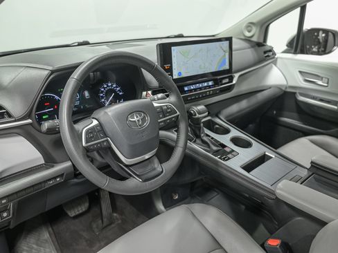 Used 2025 Toyota Sienna XLE w/ XLE Plus Package AWD/4WD image 15