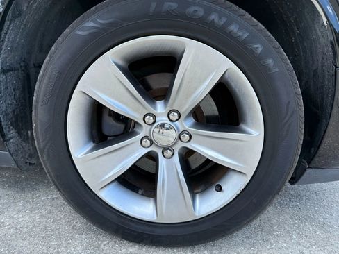 Used 2016 Dodge Challenger SXT image 9