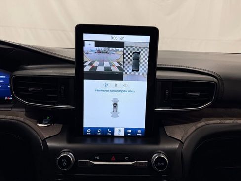 Used 2020 Ford Explorer Platinum w/ Premium Technology Package image 39