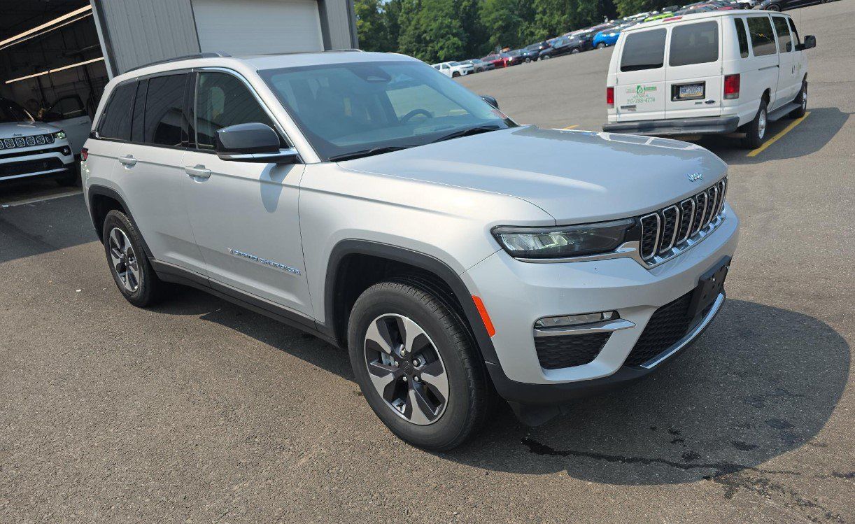 Used 2024 Jeep Grand Cherokee Limited 4xe AWD/4WD image 2